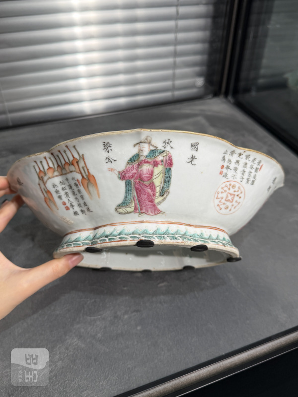 清晚期粉彩无双谱人物诗文海棠形供碗 - 图2